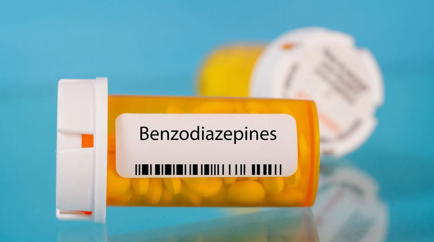 Boîtes de médicaments benzodiazépines françaises avec ordonnance sécurisée sur surface blanche