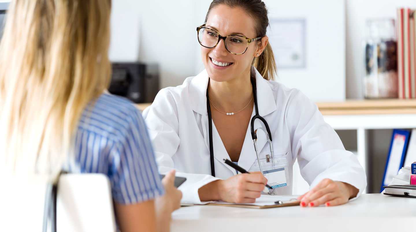 Consultation médicale dans un cabinet français, médecin en dialogue avec patient pour troubles du sommeil et anxiété